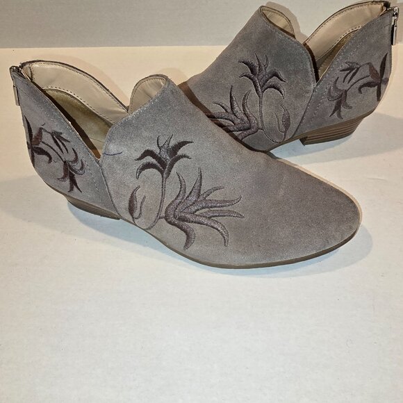 Women's Ankle Boot Suede Leather with Floral Reaction by Kenneth Cole Size 9 - Picture 7 of 9